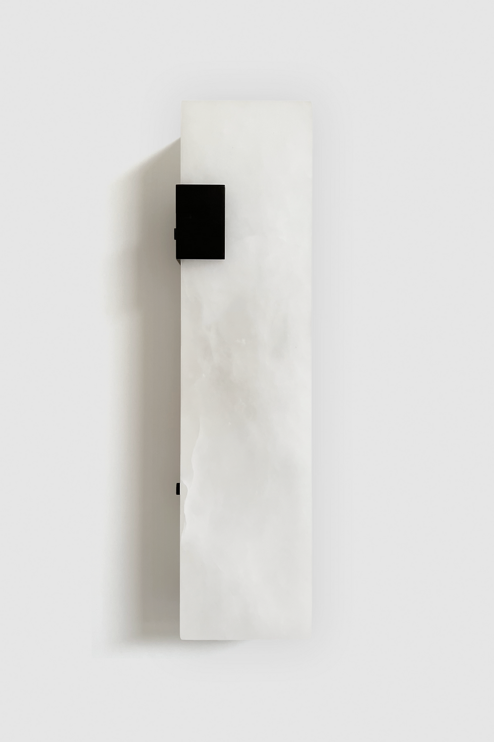 Ponti alabaster sconce finished in blackened brass, 1 clip, front view