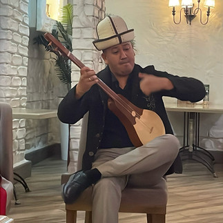 kirgizische man speelt folklore muziek