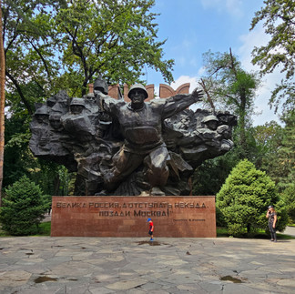 Almaty oorlogsmonument sovjet tweede wereldoorlog historisch geschiedenis stadswandeling