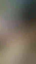 Wandelaar met kind in draagzak klimt op houten trap