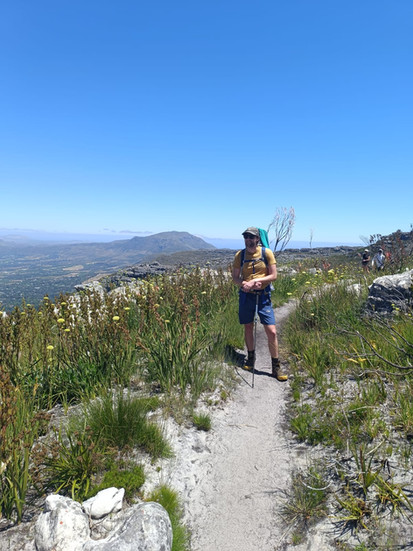 Wandelaar met kind in draagzak poseert op tafelberg