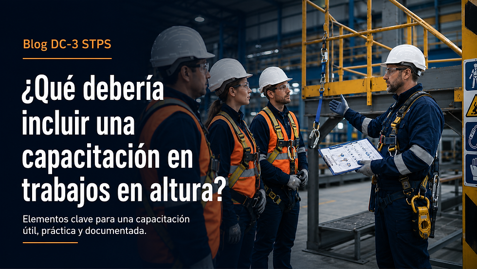Instructor explicando medidas de seguridad en trabajos en altura a personal industrial con casco, arnés y equipo de protección frente a una plataforma elevada.