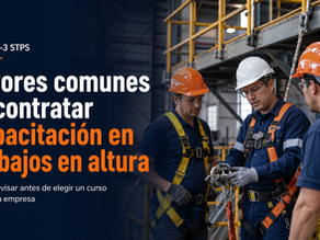 Pensó durante un segundo Supervisor industrial revisando un conector de seguridad con trabajadores equipados con arnés y casco junto a una plataforma elevada.