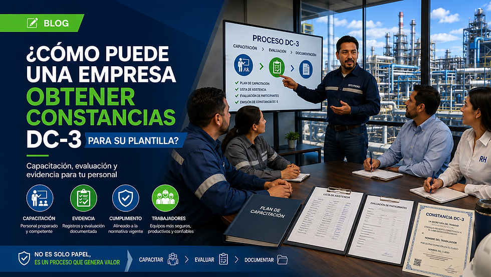 Capacitador explica el proceso para obtener constancias DC-3 a representantes de una empresa, mostrando etapas de capacitación, evaluación y documentación junto a listas de asistencia, evaluaciones y constancias sobre la mesa.