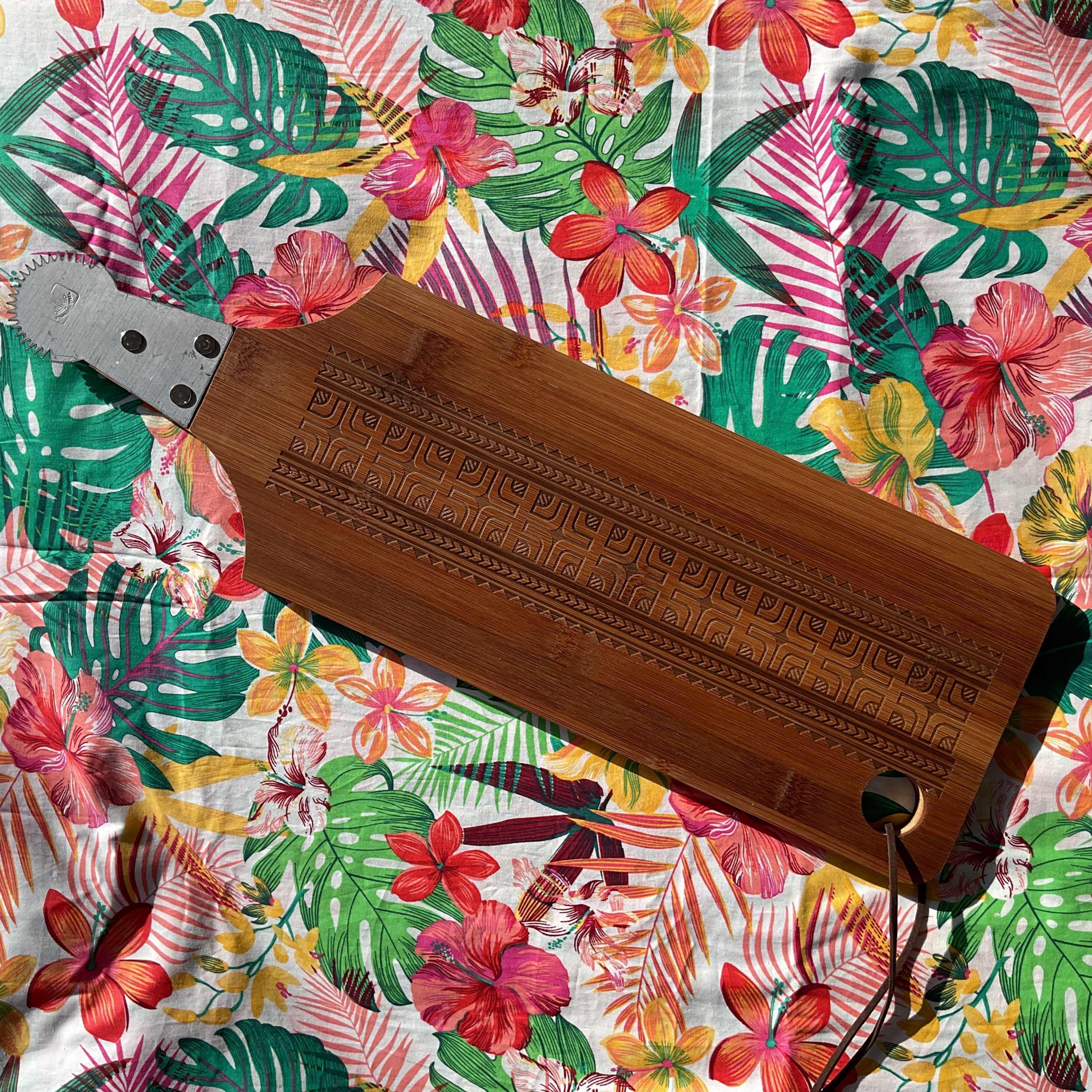 Râpe coco « Croix polynésiennes »