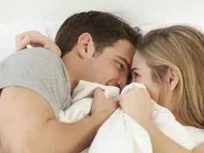 hai người ôm nhau