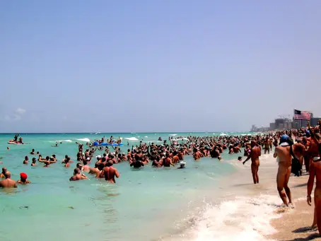 Haulover Beach ở Miami, Florida, nổi tiếng với khu vực bãi biển clothing-optional dành cho người yêu thích lối sống tự do với cơ thể.