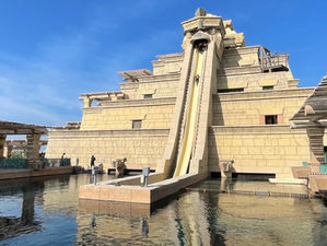 פארק המים הגדול ביותר בדובאי : פארק אקווהונצ׳ר במלון אטלנטיס