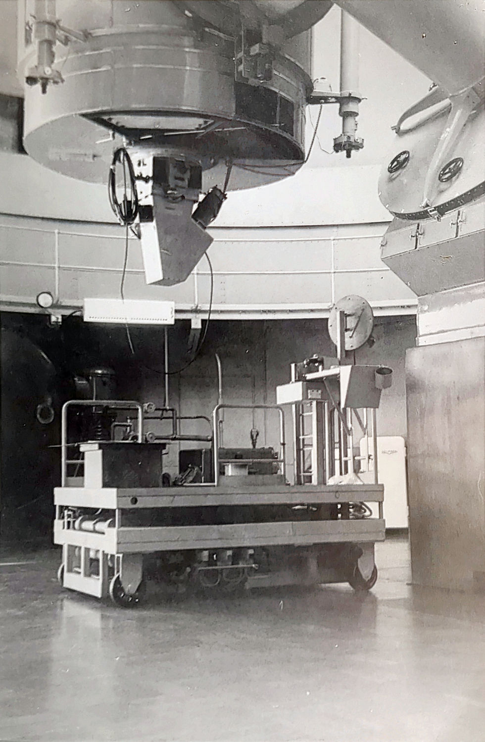 The Carnegie image-tube spectrograph at the Cassegrain focus of the Mount Stromlo 74-inch (1.9-m) reflector in 1968. Below is the lifting mechanism that allowed observers to operate instruments at that focus and track with the telescope. Photo Nick Lomb