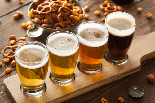quatro copos com cervejas artesanais de diversos tipos