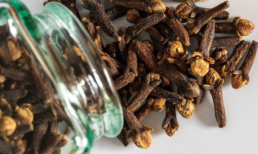 DIY clove remedies including tea, oil, and whole clove for oral and cold relief