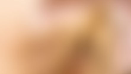 Fresh ginseng roots on a wooden plate, resting on a light wood table. The roots are tan with thin, string-like tendrils. Source: Canva