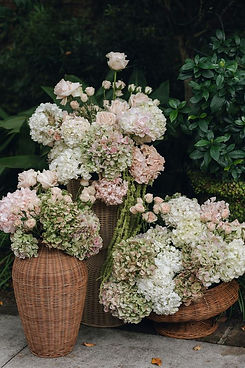 blissnics-wedding-florals-hydrangeas-roses-wicker-baskets.jpg