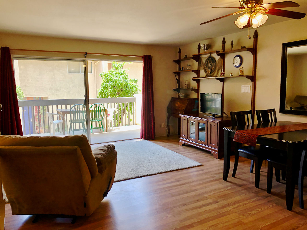 Living room & balcony