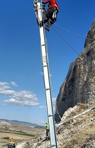 Kaya tutucu bariyer montajı