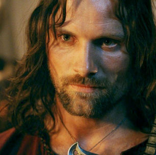 Aragorn holding Andúril — Flame of the West — Lord of the Rings replica sword guide