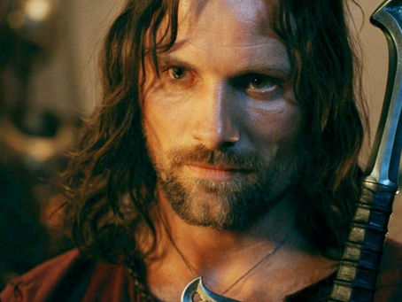 Aragorn holding Andúril — Flame of the West — Lord of the Rings replica sword guide