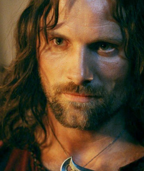 Aragorn holding Andúril — Flame of the West — Lord of the Rings replica sword guide