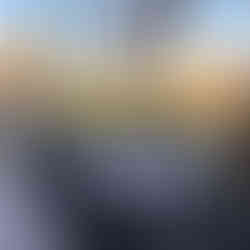 Steile Felswand in einem kretischen Tal, Geröll am Boden und rötlich-braune Gesteinsformationen. Ein