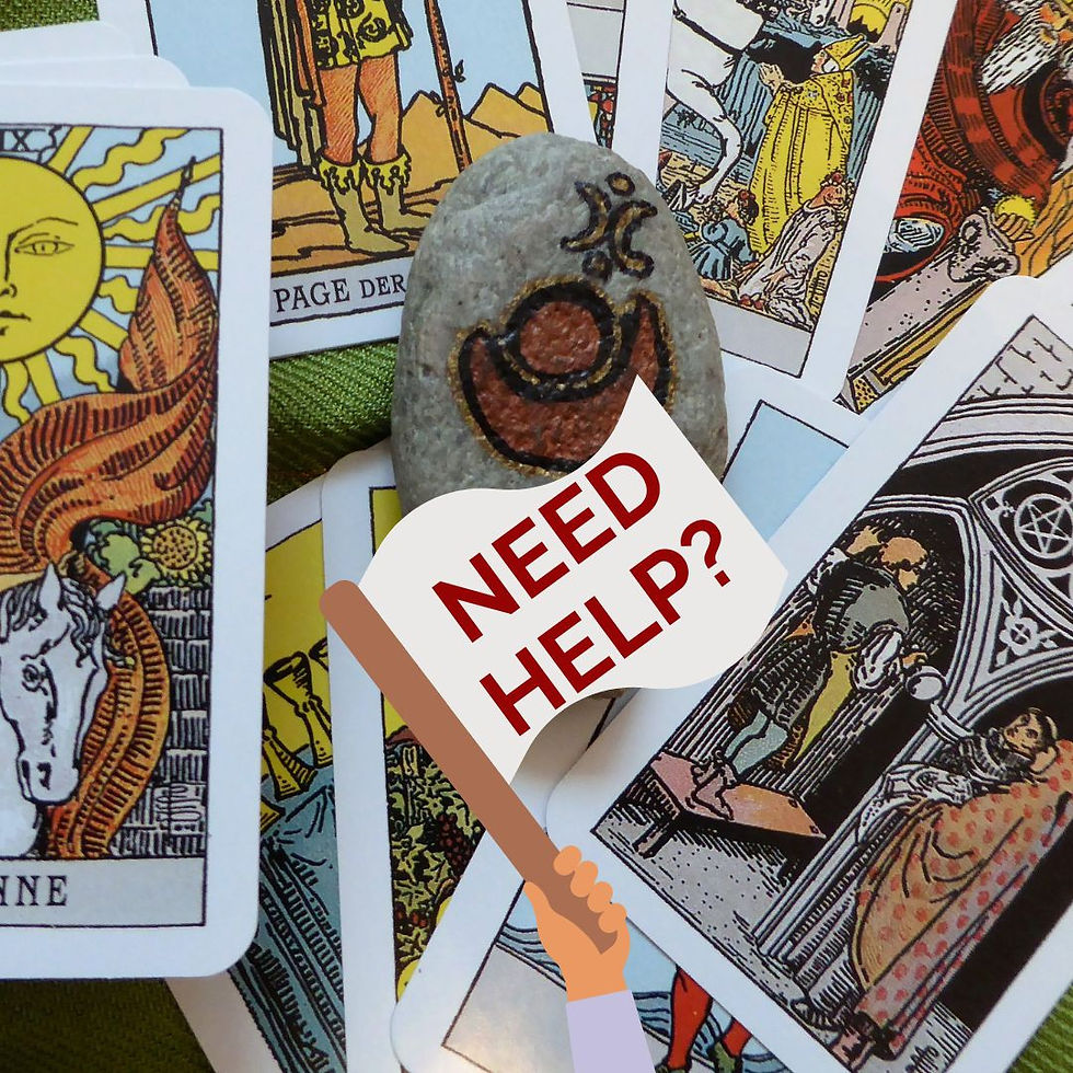 Tarotkarten und bemalter Stein