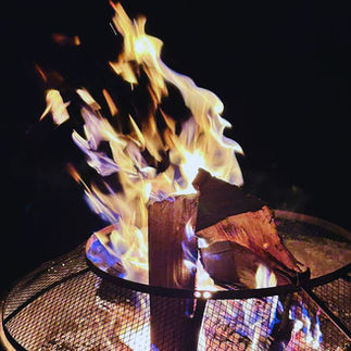 Lagerfeuer bei Nacht