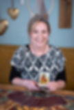 Frau mit Tarotkarten