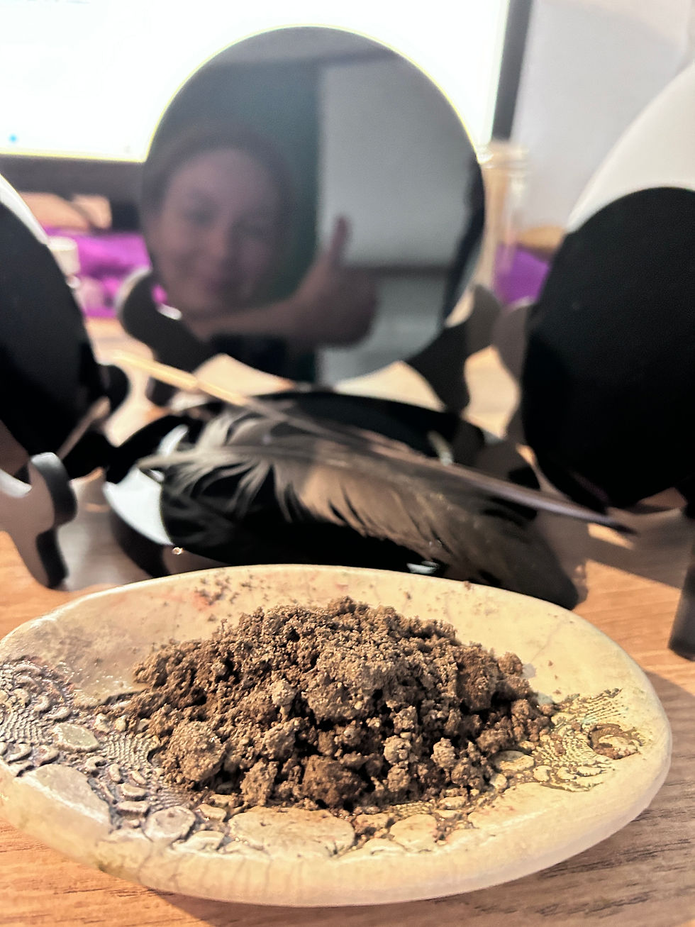 Obsidianspiegel, Rabenfeder und eine Schale mit Erde