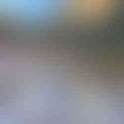 Steile Felswand in einem kretischen Tal, Geröll am Boden und rötlich-braune Gesteinsformationen. Ein