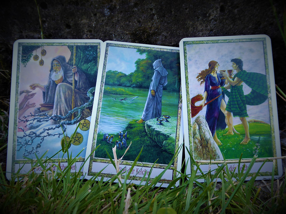 Drei Tarotkarten im Gras – Tarot als Spiegel für Intuition, innere Klarheit und die Frage: Wie funktioniert Tarot?