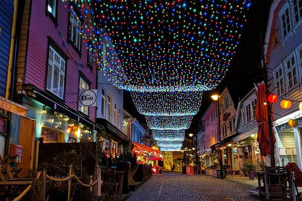 fargegaten med vinterlys