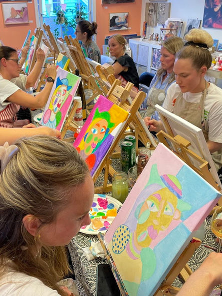 Picasso-inspirert malemotiv brukt i paint and sip. Dette Picasso-inspirerte malemotivet er et moderne og kreativt valg i vårt paint and sip-program. Motivet henter inspirasjon fra kubismen og formspråket til kunstneren Pablo Picasso, med sterke kontraster, geometriske linjer og lekne komposisjoner. Deltakerne får trinnvis veiledning slik at både nybegynnere og erfarne kan skape sitt eget unike kunstverk. Et ideelt motiv for grupper som ønsker en fargerik, kreativ og sosial maleopplevelse i Stavanger og Fargegata.