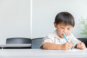 塾で勉強する小学生