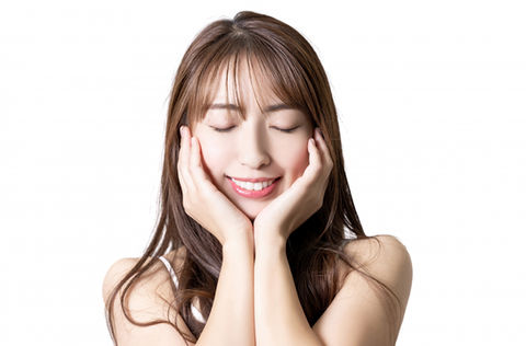 素肌の綺麗な女性