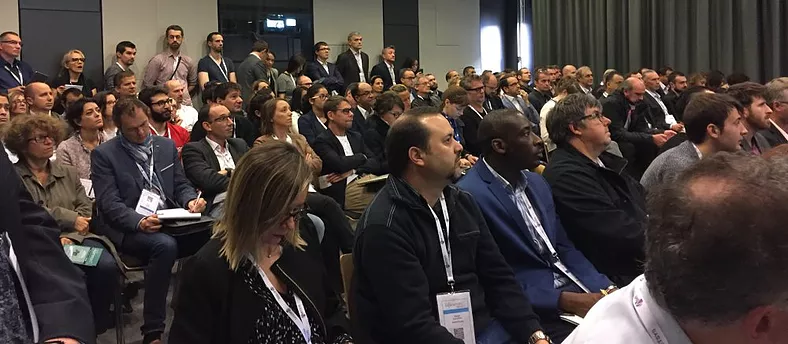 Salle de conférences avec des personnes assises