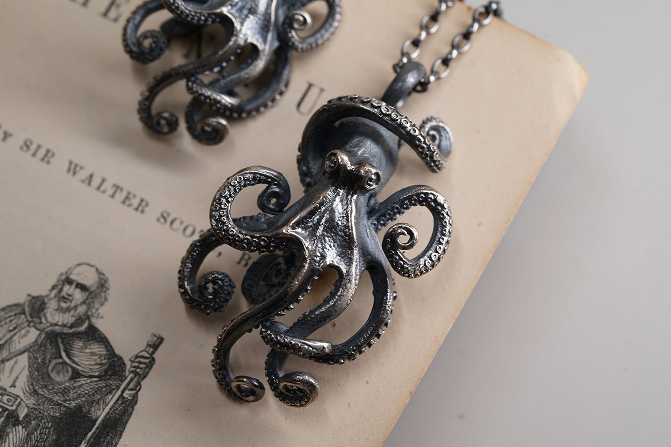 MW P1132 The Poulpe Pendant (Large)