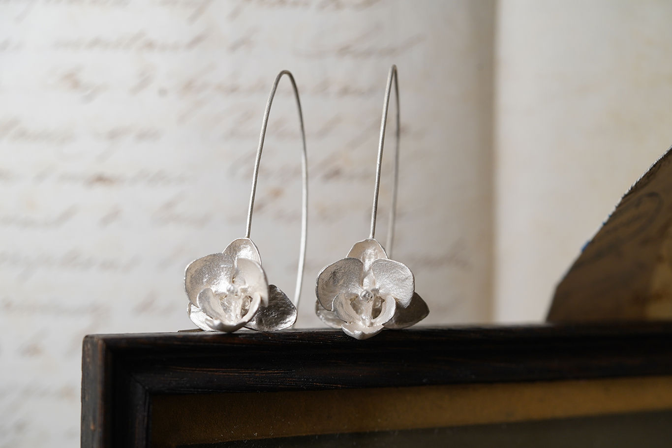 MW E1021 The 925 Silver Orchid Earrings