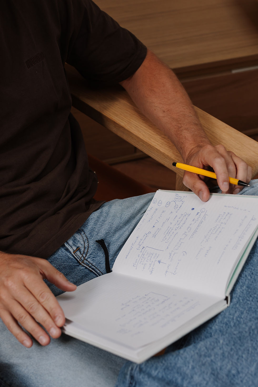 Close-up van Ruben die met een pen in een notitieboek schrijft