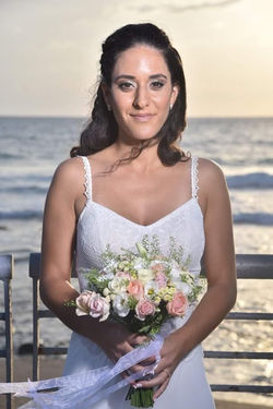 שרון לוסטיג לונטל. איפור ושיער לכלות ומלוות. איפור כלה בעמק יזרעאל. תסרוקת כלה שיער מתולתל. איפור בח