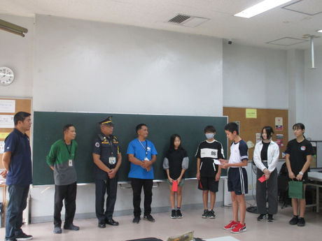 PTAからローカルスタッフさん達へクリスマスプレゼント贈呈