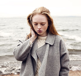 Mädchen durch das Meer