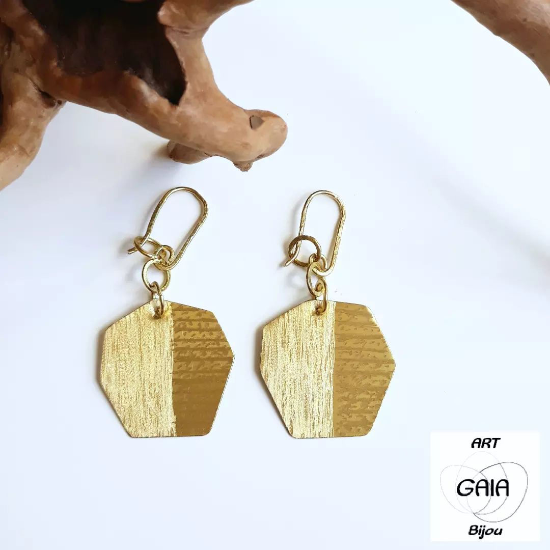 Kolczyki z ręcznie kształtowanego i grawerowanego mosiądzu