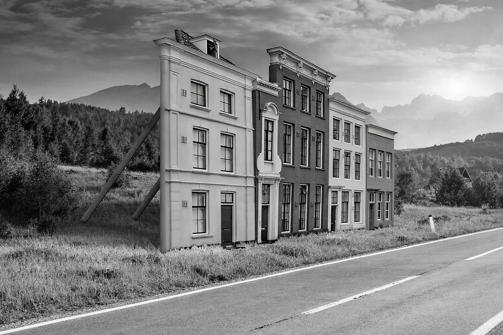 Le monde entier exposé dans cette photo. Le village de Potemkine construite avec de magnifiques fausses façades donnant l'illusion d'une ville propère. Le plus important pour l'être humain aujourd'hui et pour la politique : Comment sauvez les apparence ? Mais la réalité existe vraiement derrière ce mensonge : le vide, la pauvreté, la misère, la tristesse, la déception, la mélancolie.