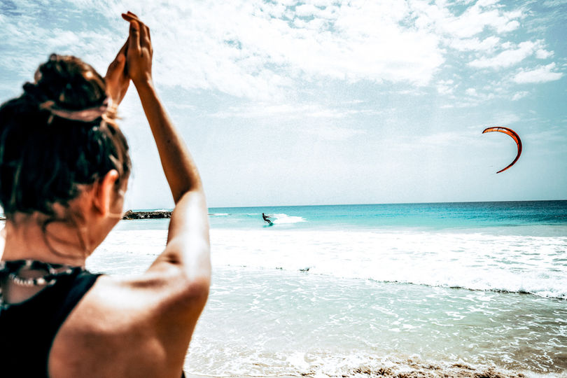 Kitesurfer wird vom Strand angefeuert