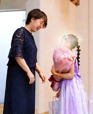 発表会で生徒と話す講師