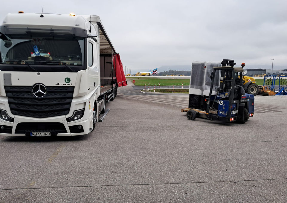 Deutschlandweite Spedition mit Mitnahmestapler am LKW
