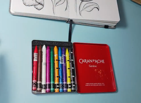 A set of 10 Noecolor II crayons