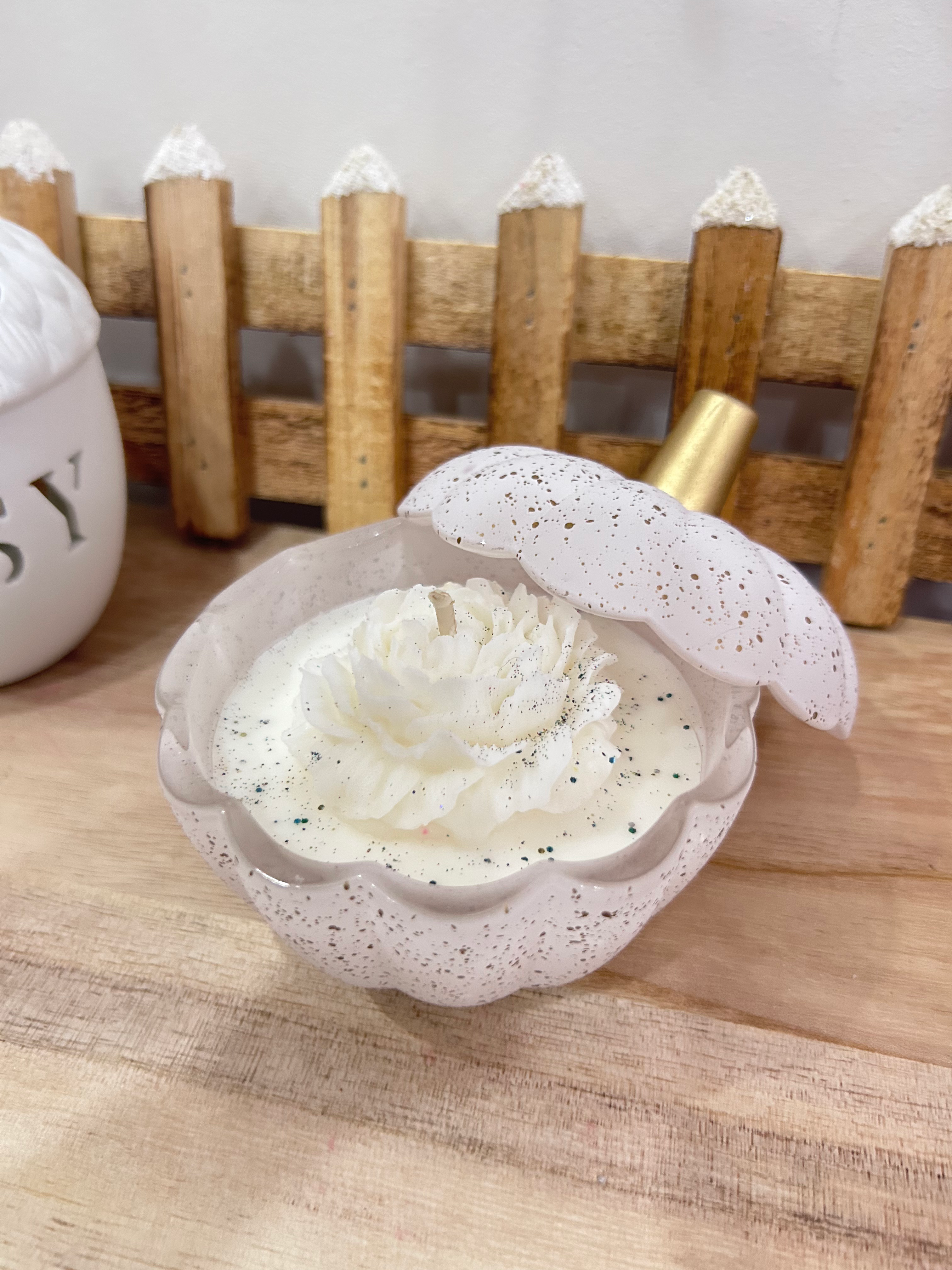 Bougie citrouille fleurs blanches et or