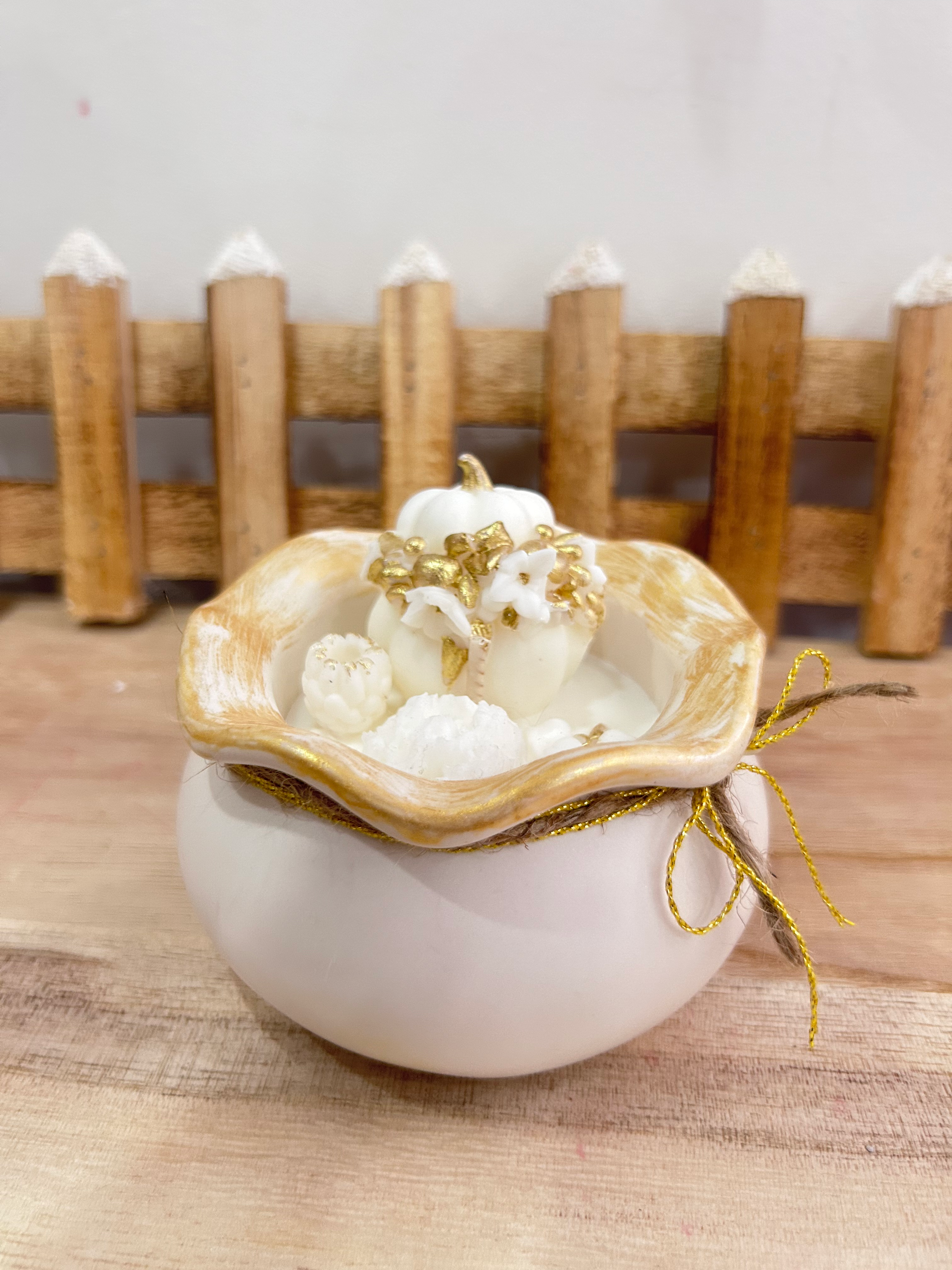 Bougie citrouille fleurs blanc or