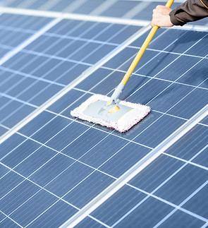 Auf diesem Bild sieht man wie eine Solarplatte speziell gereinigt wird.