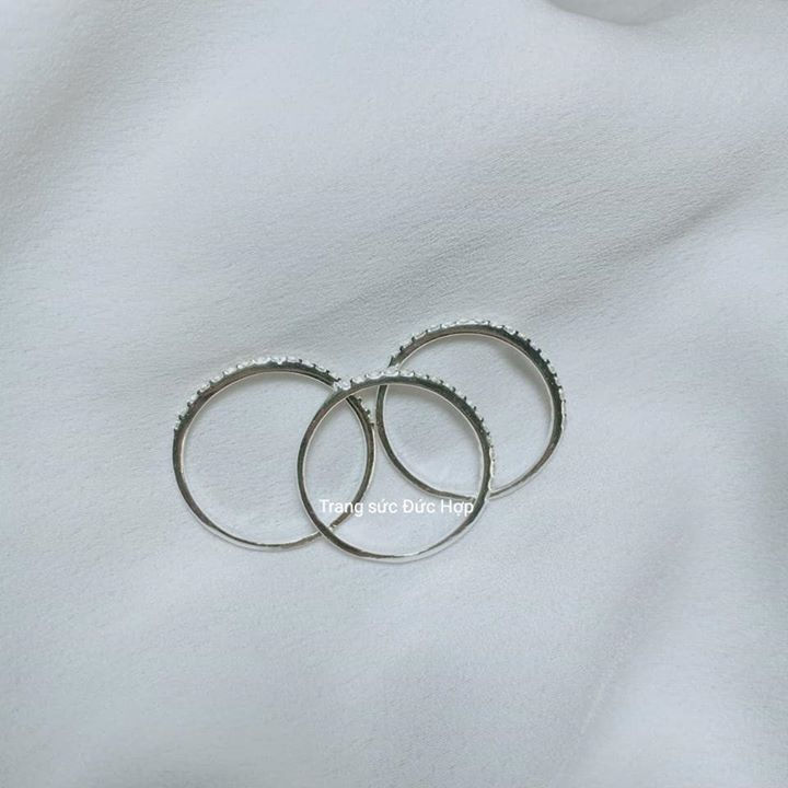 Thumbnail: Nhẫn 1 hàng đá vàng trắng 10k